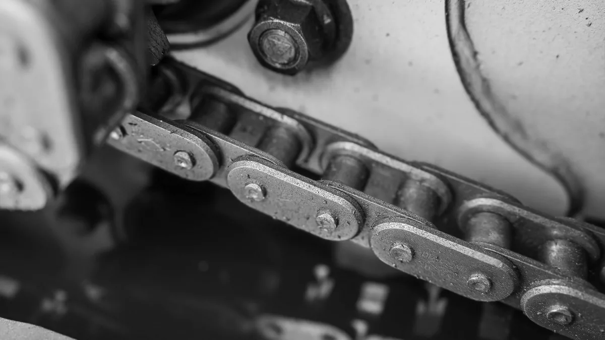 Roller chain dan sprocket pada mesin industri untuk conveyor produksi