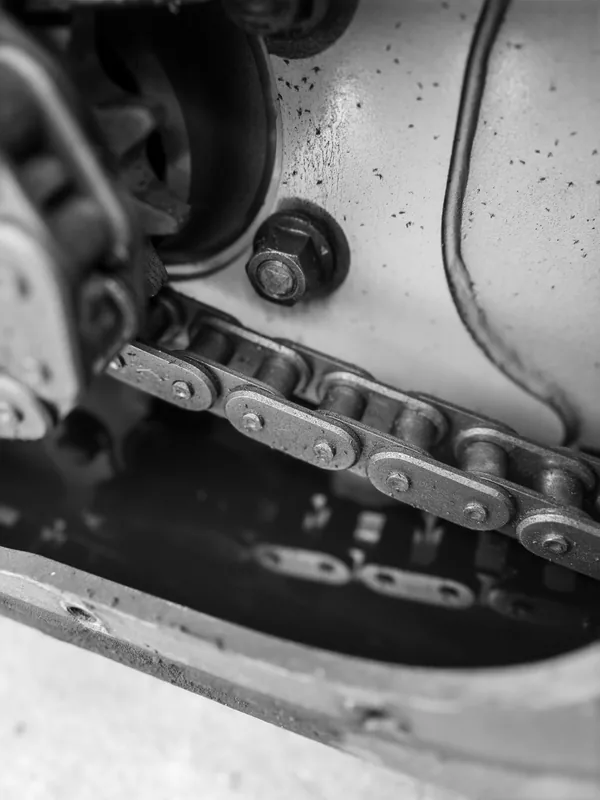Close-up gear dan rantai mesin industri untuk ilustrasi chain tensioner cara kerja